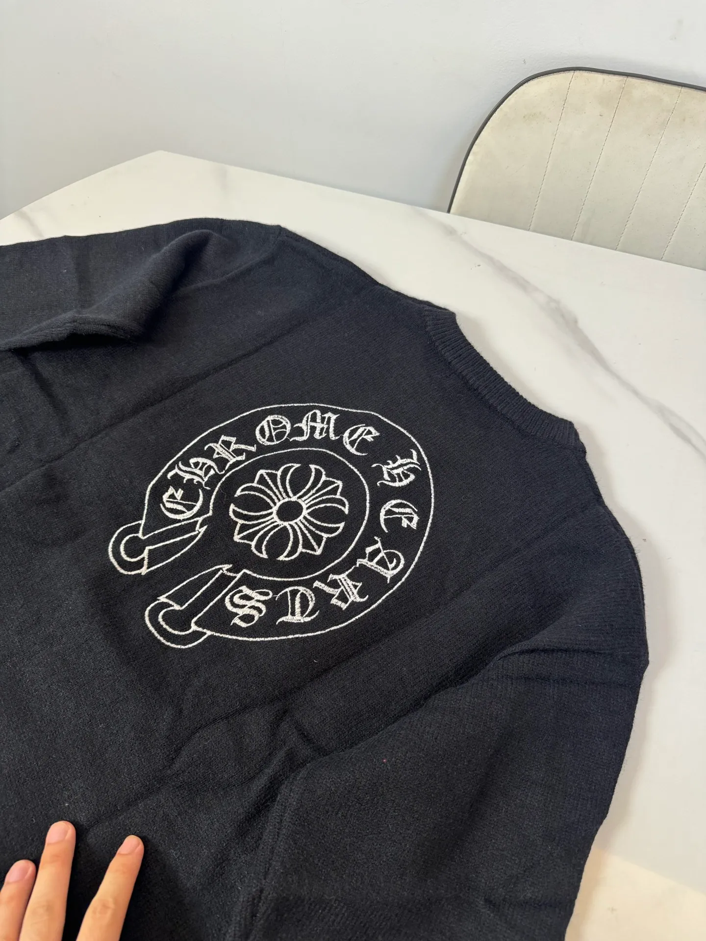 P210 model number: B24 Chrome Hearts ch Chrome Hearts horseshoe embroidered round neck pullover sweater! The most practical jacket for today's temperature difference. The sweater is soft and waxy to the touch. It has embroidery design on the front and back. This is a great inner wear in winter. It is a very practical item. It is not only anti-pilling, but also very versatile. It is recommended to buy it early. Color: Black Size: M-XL M - Shoulder width 50, length 64, bust 108 L - Shoulder width 52, length 66, bust 112 XL - Shoulder width 54 Length 68cm Bust 116cm